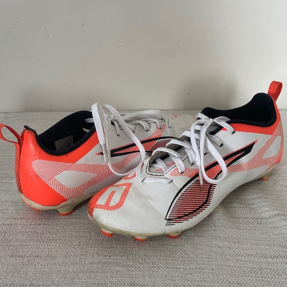 Puma White and Red Soccer Cleats- Size 6. Unisex. - Picture 7 of 9